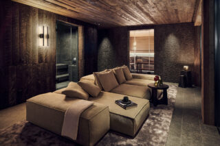 Während draußen der Herbst Einzug hält, entstehen drinnen Orte voller Ruhe und Natürlichkeit. Die Unikate von Stefan Knopp verleihen dem Raum eine besondere Atmosphäre. Warm, authentisch und zeitlos. 🍂#interieur #unikat #austriandesign #accessories #innendesign #holzarbeit #naturebyknopp #möbeldesign #einrichtung #moderneswohnen