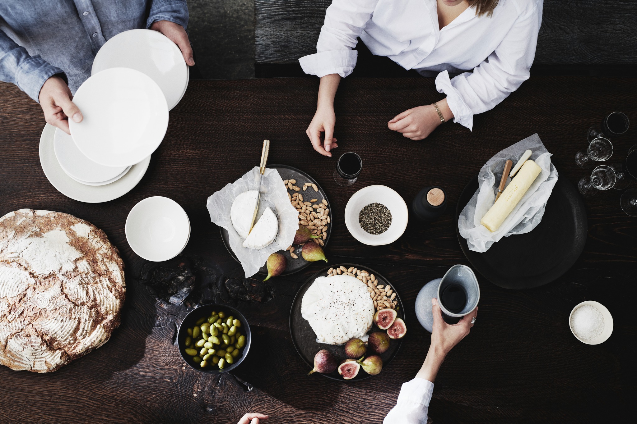 Unikate von Stefan Knopp, die das gemeinsame Genießen zum Erlebnis machen. ✨#essbereich #esszimmer #schönerwohnen #holztisch #austriandesign #holzdesign #möbeldesign #maßgefertigt #schöneressen #tischkultur