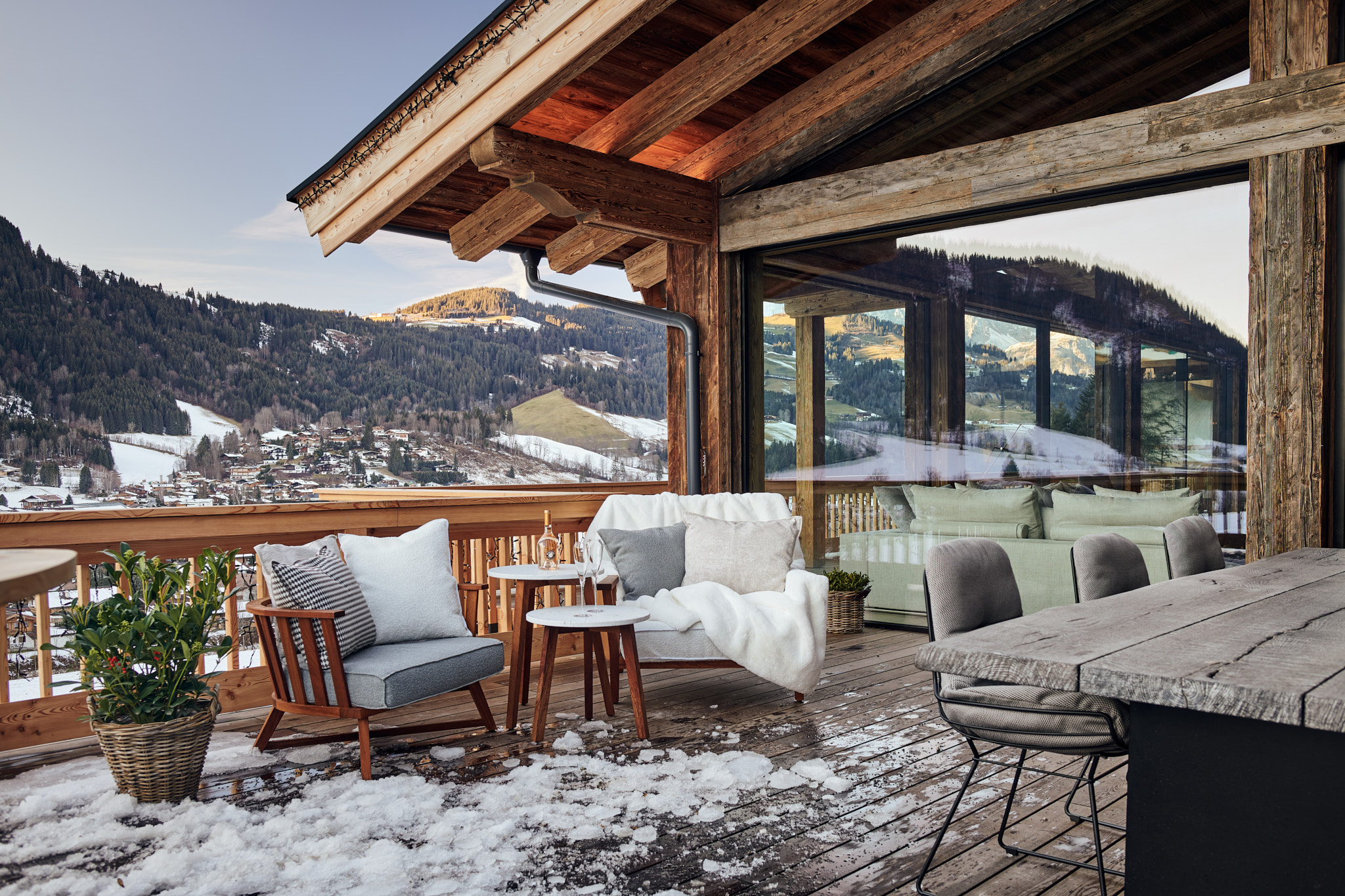 Massives Holz, das den Atem der Berge in sich trägt. Jeder Riss, jede Linie, ein Stück gelebte Natur. 🗻#Esstisch #Massivholz #Handwerk #Unikat #holztisch #werkstatt #holzwerken #wohninspiration #schönerwohnen #tisch