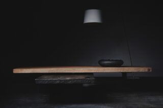 Massivholz, geformt von Feuer und Hand, der Monolitho und die Ritual Schale von Stefan Knopp.
Eine Kombination, die jedem Raum Charakter und Ruhe verleiht.✨#dekoideen #innenraumdesign #raumausstattung #moderneswohnen #holzwerken #einzelstücke #möbelausholz #massivholz  #couchtisch #tischdesign