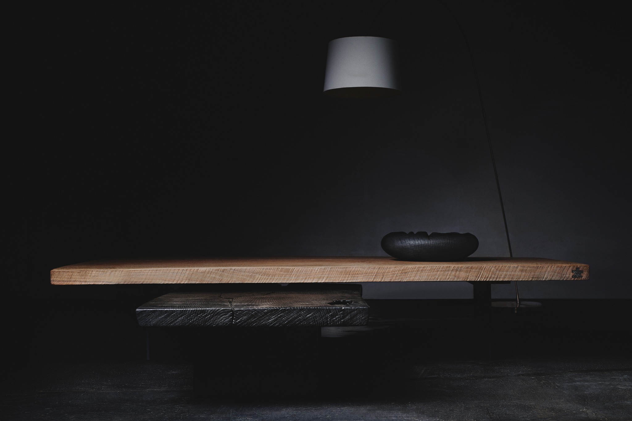 Massivholz, geformt von Feuer und Hand, der Monolitho und die Ritual Schale von Stefan Knopp.
Eine Kombination, die jedem Raum Charakter und Ruhe verleiht.✨#dekoideen #innenraumdesign #raumausstattung #moderneswohnen #holzwerken #einzelstücke #möbelausholz #massivholz  #couchtisch #tischdesign