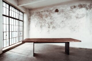 Stefan Knopp schafft es die Ursprünglichkeit des Materials zu bewahren und gleichzeitig ein Möbelstück zu formen das durch seine Ruhe und seinen Ausdruck begeistert. 🧘‍♂️🪵#StefanKnopp #Holzdesign #Möbelkunst #Handwerk #Holzliebe
#InteriorDesign #Massivholz #austriandesign #Holzhandwerk #esstisch