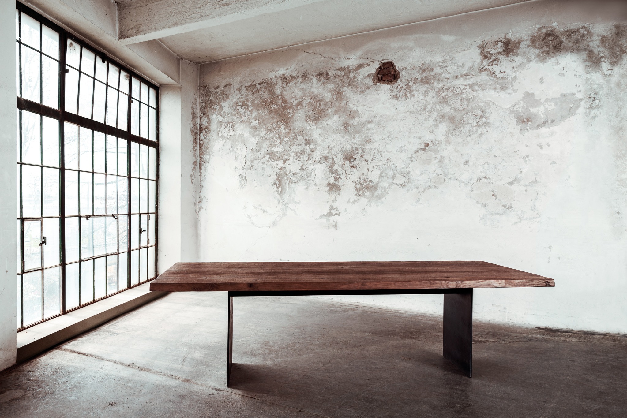 Stefan Knopp schafft es die Ursprünglichkeit des Materials zu bewahren und gleichzeitig ein Möbelstück zu formen das durch seine Ruhe und seinen Ausdruck begeistert. 🧘‍♂️🪵#StefanKnopp #Holzdesign #Möbelkunst #Handwerk #Holzliebe
#InteriorDesign #Massivholz #austriandesign #Holzhandwerk #esstisch