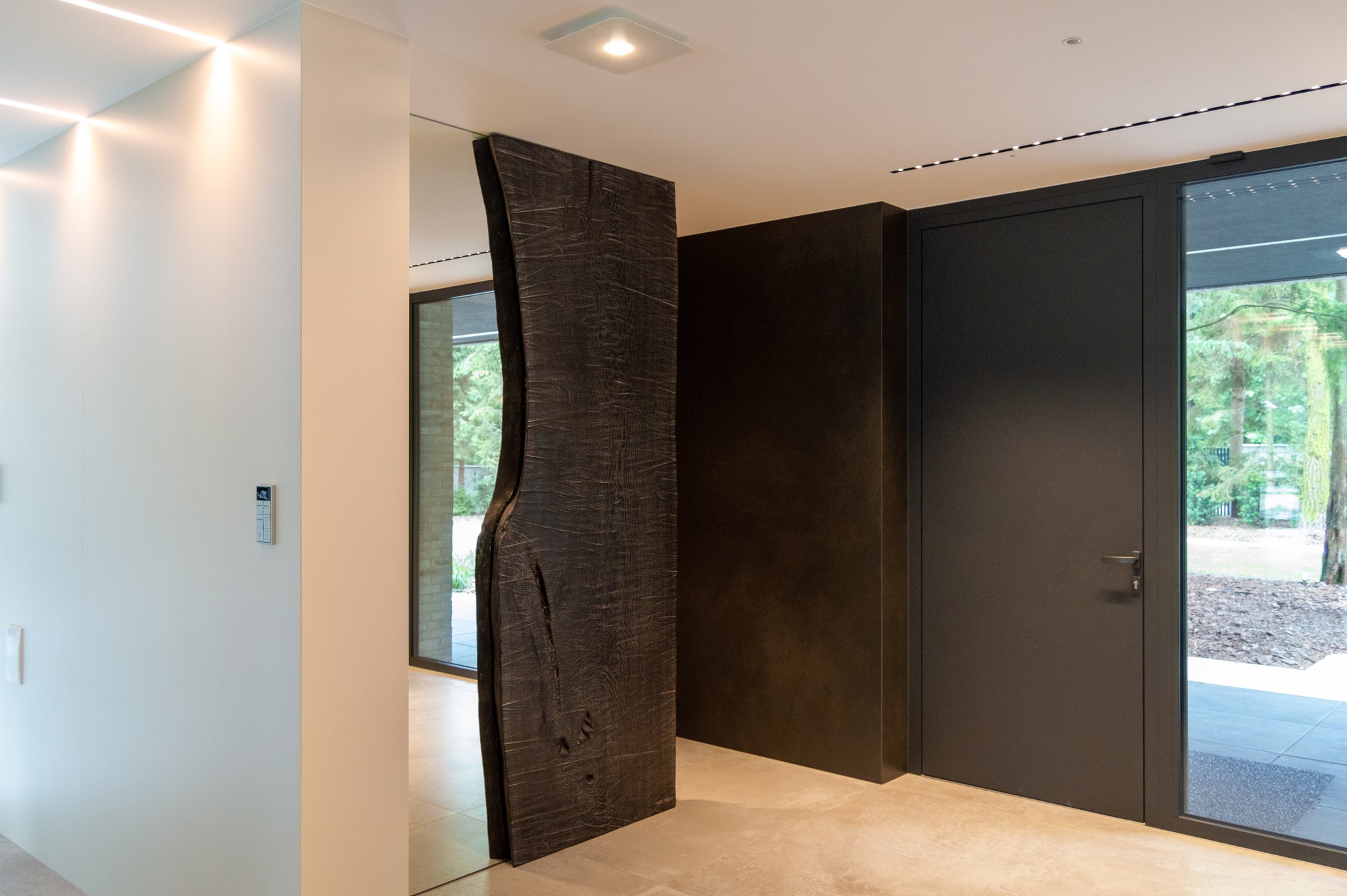 Diese handverarbeitete geköhlte Massivholzplatte wird hier nicht als Tisch genutzt, sondern als kraftvoller Blickfang im Eingangsbereich. ✨
Ein einzigartiges Stück, das schon beim Ankommen zeigt, wie aus Holz wahre Kunst entstehen kann.#hausinspiration #innendesign #innenarchitektur #interieur #massivholzmöbel #zuhause #raumausstattung #austriandesign #holzarbeiten #einrichtungsinspiration