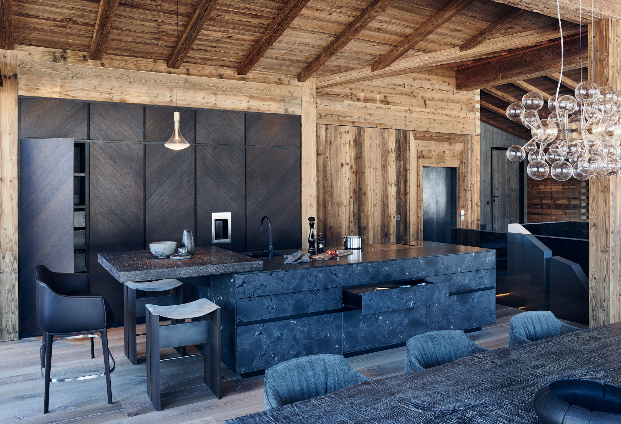 Minimalismus mit Tiefe: Stefan Knopp verbindet Handwerkskunst und kraftvolle Materialästhetik.✨#StefanKnopp #Holzkunst #unikat #naturebyknopp #austriandesign #schönerwohnen #interiordesign #Handwerk