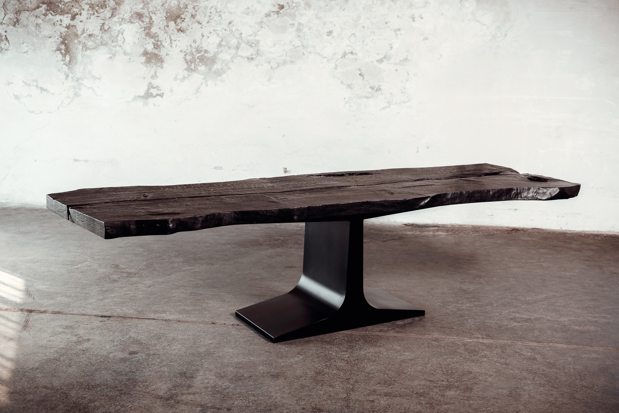 SK Monolith 01 ✨
Ein Tisch wie ein Statement.
Massives geköhltes Holz trifft auf klare Linien und kompromisslose Präsenz.
Jede Kante roh belassen jede Oberfläche einzigartig kein Stück gleicht dem anderen.#massivholz #naturebyknopp #austriandesign #handmade #unikat #esstisch #statement #schönerwohnen #holzarbeit #schreiner