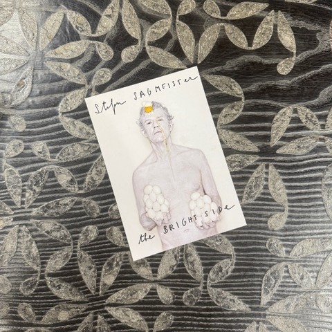 Zu Besuch bei Stefan Sagmeister The Bright Side im Curious – creative space Lech🎨Ein Ort, der keine Antworten vorgibt, sondern Fragen stellt
Eine Ausstellung, die Daten, Design und Optimismus miteinander verbindet und den Blick auf unsere Gegenwart neu justiertUmso schöner Teil dieses Dialogs zu sein
In der Ausstellung sind auch Werke von Stefan Knopp zu finden und treten in einen spannenden Austausch mit internationalen PositionenZwischen starken Bildern, guten Gesprächen und viel Raum zum Nachdenken zeigt sich:
Vielleicht ist die Welt komplexer aber auch hoffnungsvoller als wir oft glaubenDanke für die Einladung und den offenen Dialog im alpinen Kontext von Lech#stefanknopp #stefansagmeister #thebrightside #curiouslech #creativespace #kunstunddesign #inspiration #lechamarlberg #ausstellungsbesuch #designmeetsart