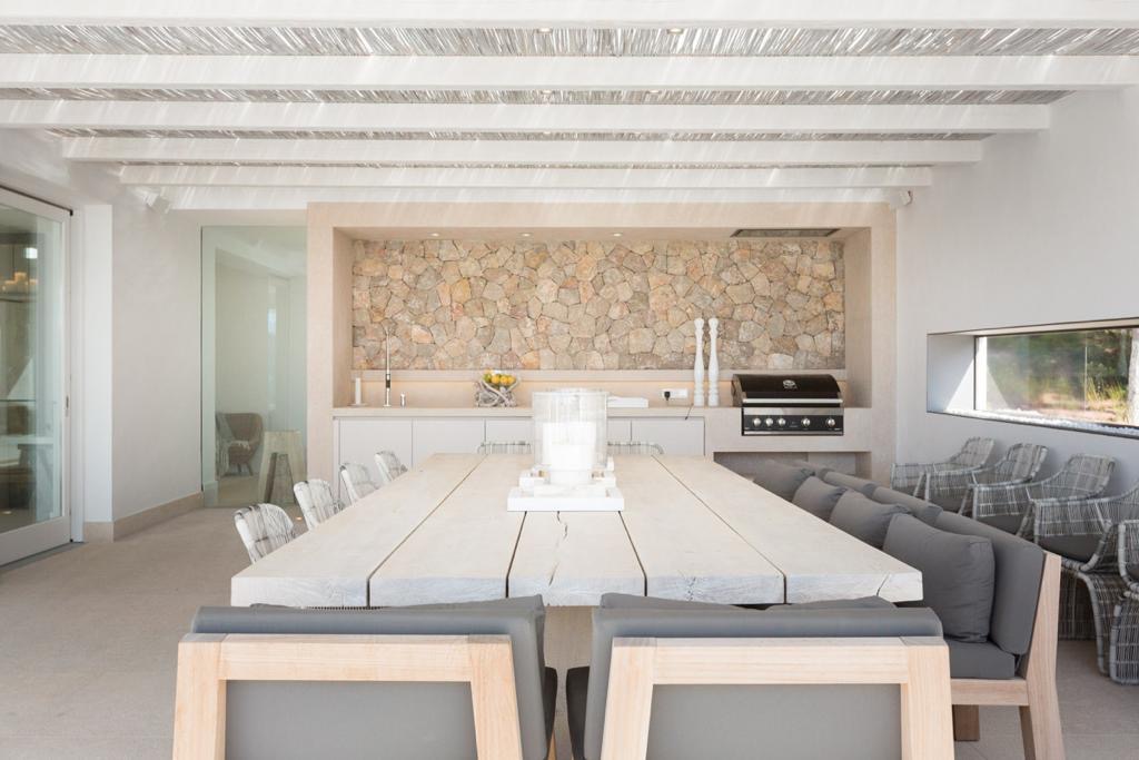 Der Frühling rückt immer näher und damit auch die Zeit, das Leben wieder nach draußen zu verlagern. 🌿Ein maßgefertigter Tisch verwandelt Ihre Veranda oder Terrasse in einen Ort, an dem man gerne zusammenkommt. Ob für entspannte Stunden im Freien, gemeinsame Mahlzeiten oder einfach um die frische Luft zu genießen, Holz schafft eine natürliche Atmosphäre, die perfekt zur neuen Jahreszeit passt.Gefertigt mit viel Liebe zum Detail entsteht ein Unikat, das sich harmonisch in seine Umgebung einfügt und viele Jahre begleitet. Wir planen Ihren Tisch genau nach Ihren Vorstellungen.#stefanknopp #massivholz #handwerk #esstisch #terrasse #veranda #designmitholz #naturebyknopp #austriandesign #schreiner