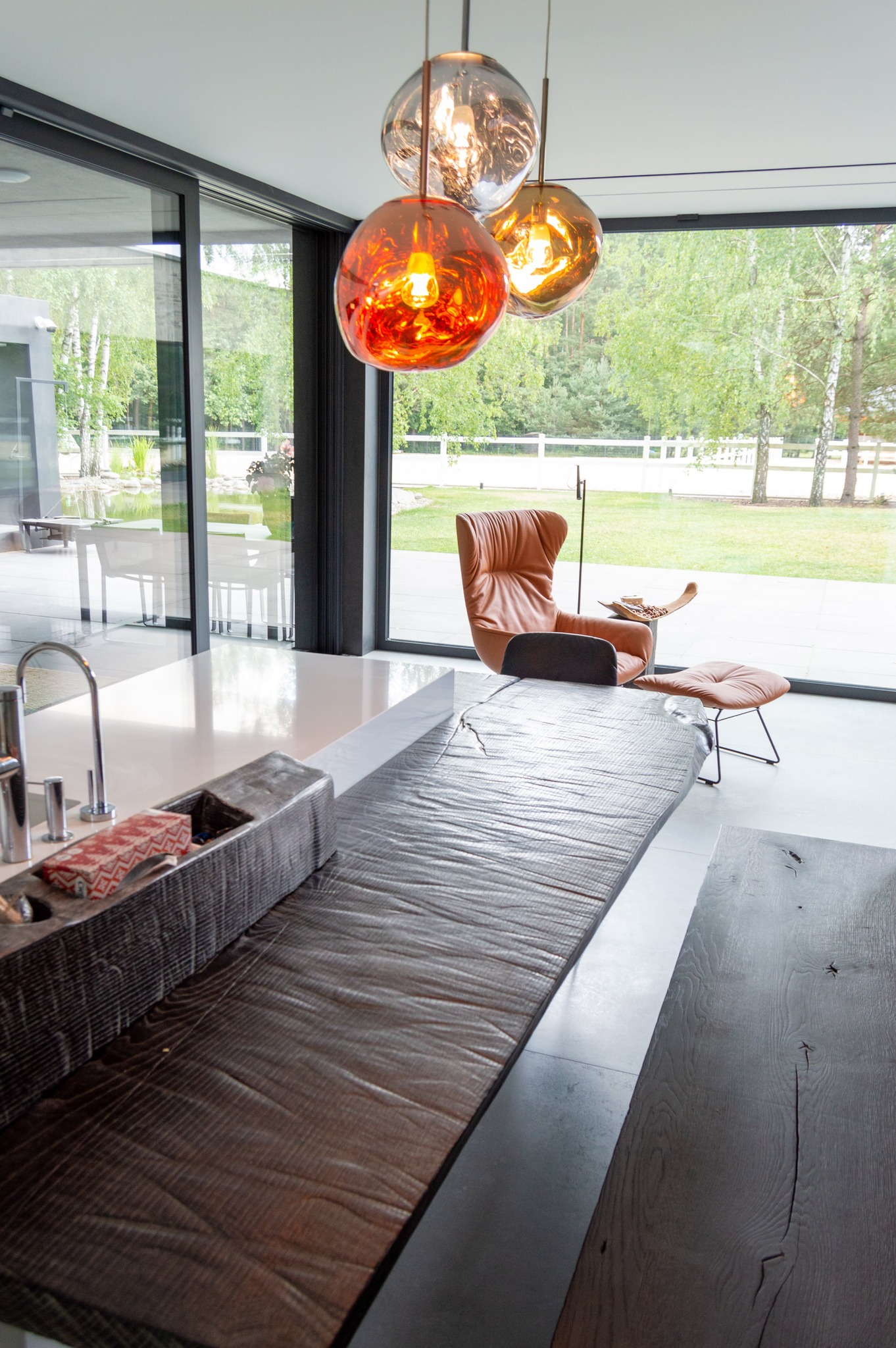 Charakterstarkes Unikat aus geköhltem Holz. Dieser Tisch von Stefan Knopp verbindet archaische Oberfläche mit moderner Architektur. Natürliche Struktur, kraftvolle Maserung und zeitloses Design machen ihn zum Mittelpunkt eines stilvollen Wohnraums.🪵#StefanKnopp #Holztisch #Massivholz #Designmöbel #Handwerk #EinzigartigesDesign #Naturholz #Wohninspiration #SkandinavischWohnen #Unikat