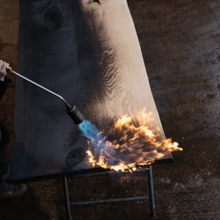 Feuer trifft Holz. 🪵Beim Köhlen wird die Oberfläche des Holzes bewusst mit Feuer behandelt. Die Flamme verändert Struktur, Farbe und Charakter. Jede Maserung tritt stärker hervor und jede Fläche wird zu einem Unikat.Was hier entsteht, ist kein Zufall, sondern ein Zusammenspiel aus Handwerk, Erfahrung und dem richtigen Moment, das Feuer zu stoppen.🔥Aus rohem Holz wird ein Stück mit Geschichte. Ein Tisch, der seine Spuren nicht versteckt, sondern zeigt.Am Ende bleibt genau das, wofür Stefan Knopp steht.
Echtes Handwerk. Echtes Holz. Einzigartige Stücke.#naturmaterial #stefanknopp #holztisch #massivholz #holzdesign #unikatmöbel #handwerk #holzliebe #möbeldesign #interiordesign #naturmaterial