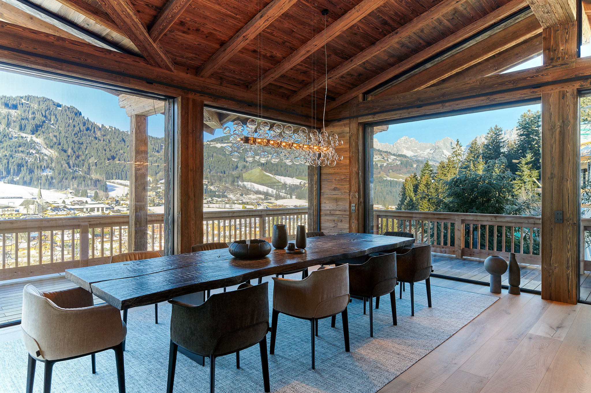 Ein Tisch, der nicht nur Raum füllt sondern Aussicht Ruhe und Charakter trägt.⛰️Massives Holz klare Linien und ein Platz an dem Gespräche länger dauern dürfen
Jedes Stück ein Unikat genau wie die Momente die hier entstehen.#stefanknopp #massivholz #esstisch #unikat #holztisch #holzdesign #austriandesign #wohninspiration #interiorliebe #handmade