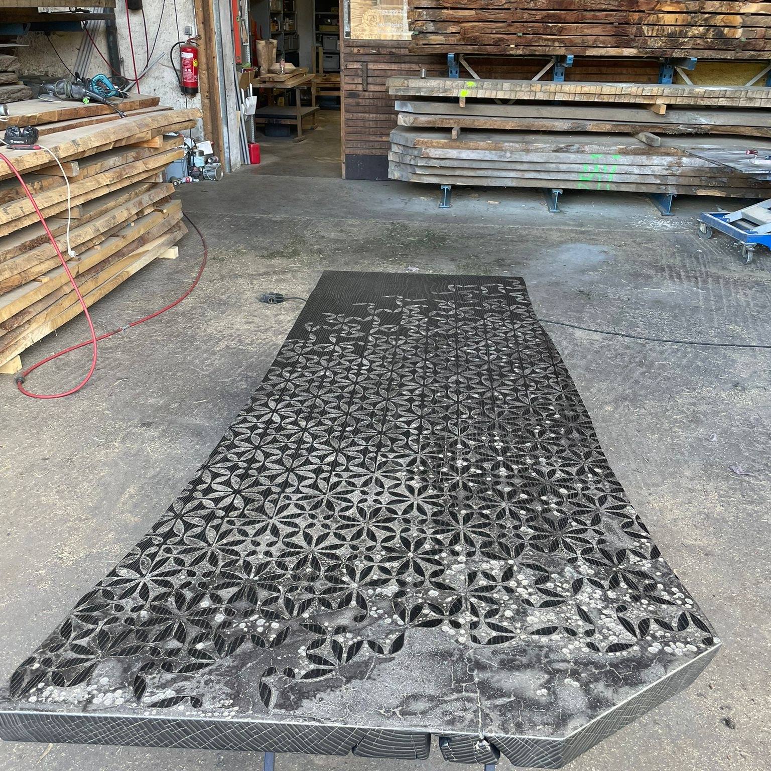 Ein Blick zurück auf eine besondere Zusammenarbeit
Gemeinsam mit @karaktiles  sind einzigartige Stücke entstanden geprägt von Handwerk Material und viel Liebe zum Detail.✨Was dabei herauskommt ist kein Produkt von der Stange sondern echte Unikate mit Charakter.#StefanKnopp #Handwerk #Massivholz #Unikat #Holzdesign #Tischdesign #InteriorDesign #Manufaktur #Designmöbel #Holzliebe