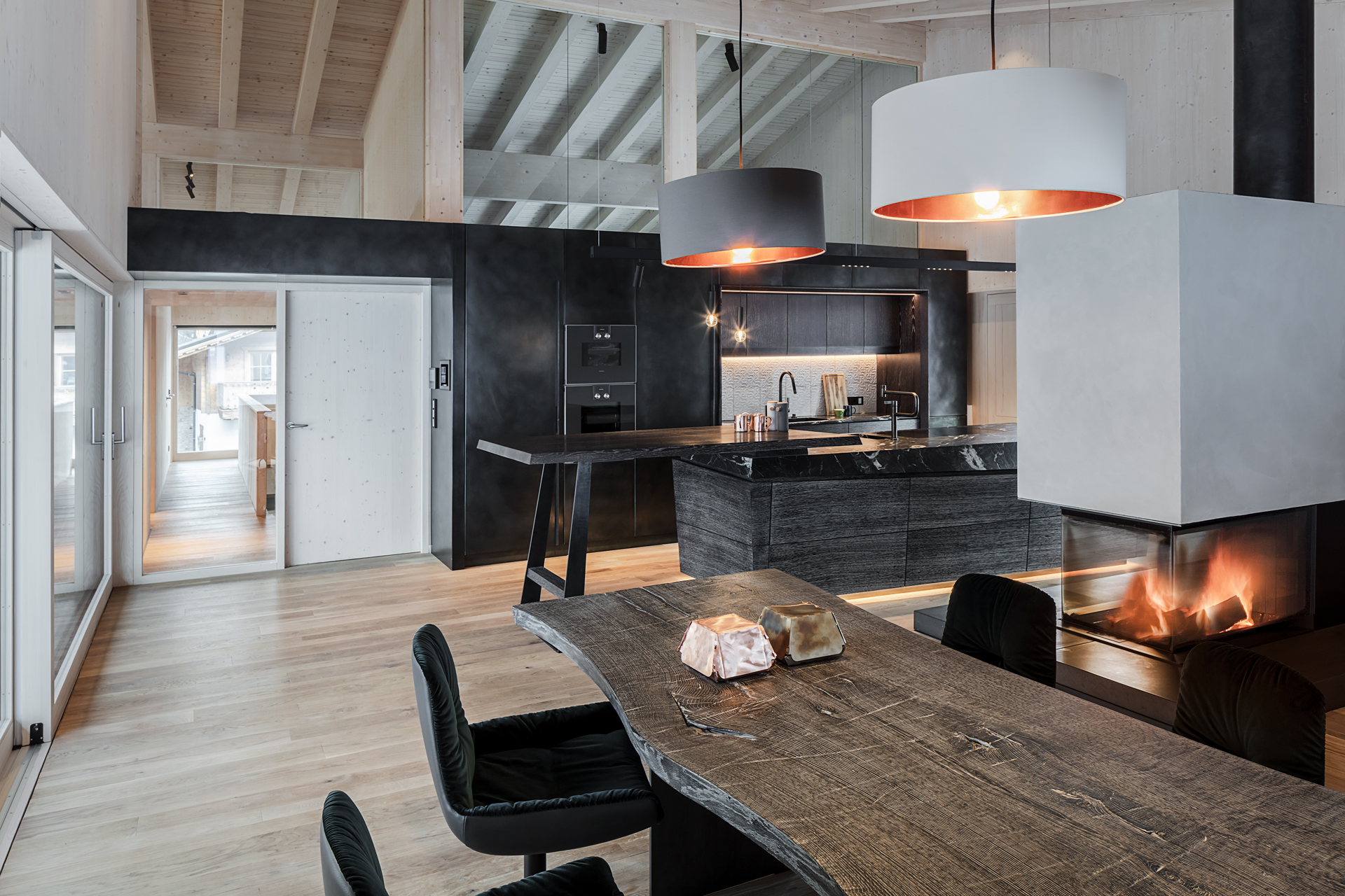 Ein Tisch der den Raum erdet und Wärme bringt.🔥
Natürlich gewachsen und von Hand veredelt.
Für alles was das Leben besonders macht.#StefanKnopp #Handwerk #austriandesign #handmade #Unikat #Schreiner #naturebyknopp #Einzelstück