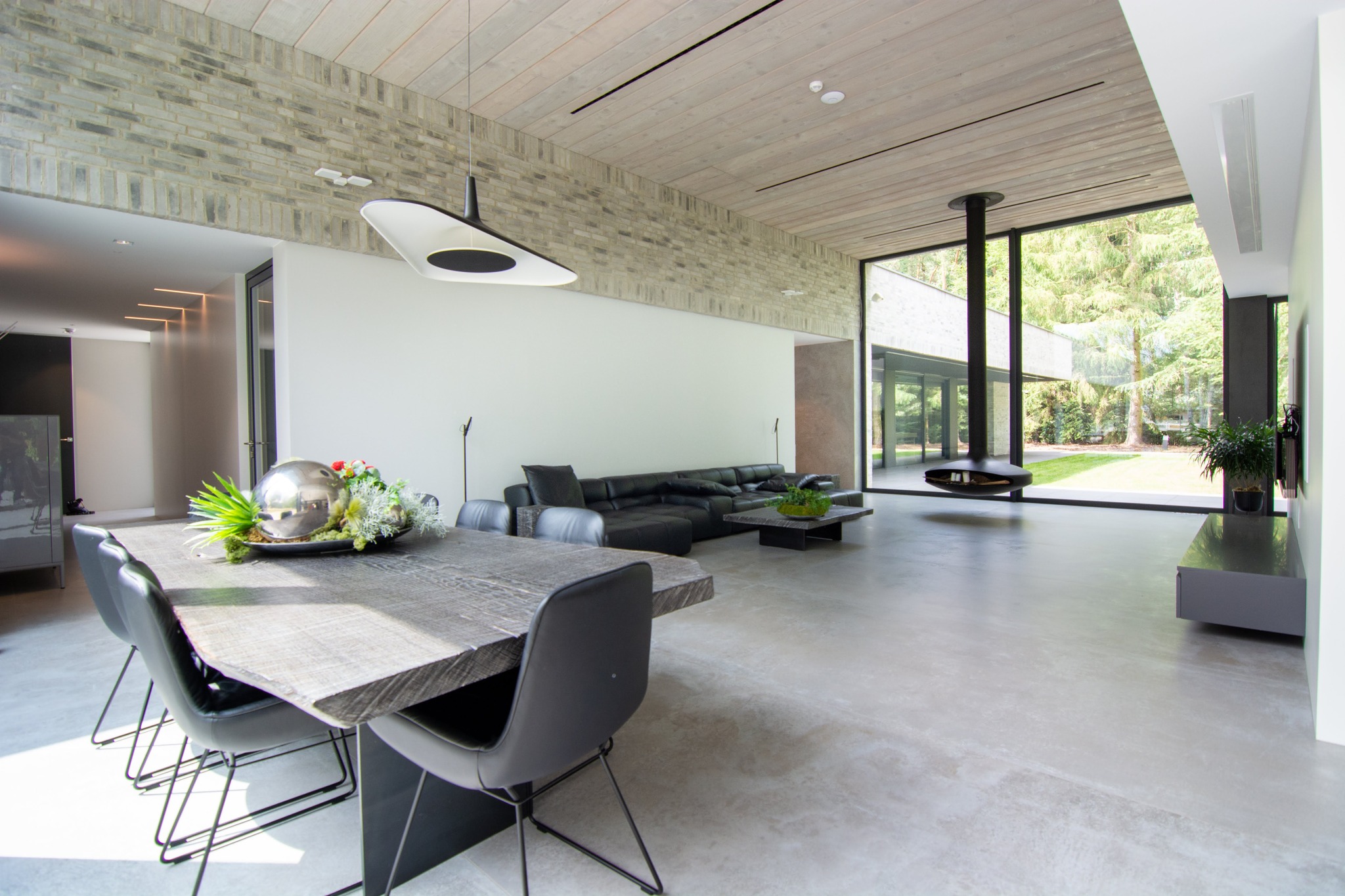 Großzügigkeit braucht einen Anker ⚓️
Hier ist es das Holz

Der Tisch bringt Wärme in die Weite
Er verbindet Architektur und Leben

Ein echtes Unikat von Stefan Knopp

#StefanKnopp #SkandinavischWohnen #Holzliebe #InteriorDesign #Wohnraum #Design #Unikat #Schreiner
