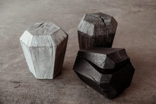 Diamonds aus massivem Holz jede Kante jede Maserung jede Form ein echtes Unikat.
Skulptural roh und mit der Handschrift der Natur gefertigt. 💎🌳

#StefanKnopp #Diamonds #Massivholz #Holzdesign #WoodArt #InteriorDesign #Unikat #Handwerk #SkandinavischWohnen #NaturalMaterials #Designobjekt #Holzliebe #StatementPiece