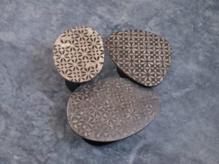 Wenn massives Holz auf die charakterstarken Oberflächen von @karaktiles  trifft, entstehen Möbel mit besonderer Tiefe und Struktur.
Diese einzigartigen Beistelltische vereinen natürliche Materialien, Handwerkskunst und modernes Design zu echten Unikaten. ✨

In Zusammenarbeit mit @karaktiles 

#StefanKnopp #KARAK #SkandinavischWohnen #Massivholz #Designmöbel #Beistelltisch #Handwerkskunst #InteriorDesign #Holzdesign #Unikat