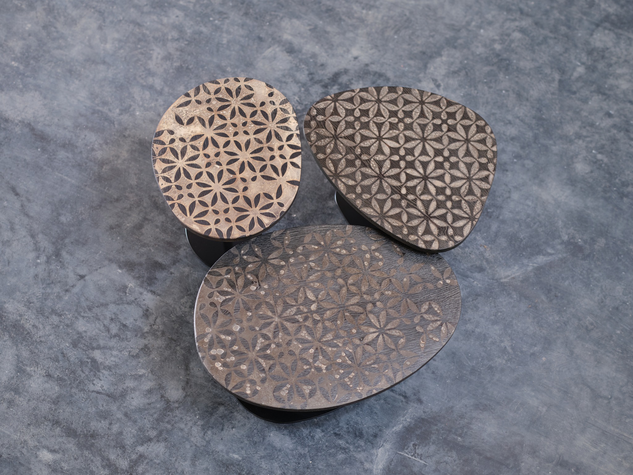 Wenn massives Holz auf die charakterstarken Oberflächen von @karaktiles  trifft, entstehen Möbel mit besonderer Tiefe und Struktur.
Diese einzigartigen Beistelltische vereinen natürliche Materialien, Handwerkskunst und modernes Design zu echten Unikaten. ✨

In Zusammenarbeit mit @karaktiles 

#StefanKnopp #KARAK #SkandinavischWohnen #Massivholz #Designmöbel #Beistelltisch #Handwerkskunst #InteriorDesign #Holzdesign #Unikat