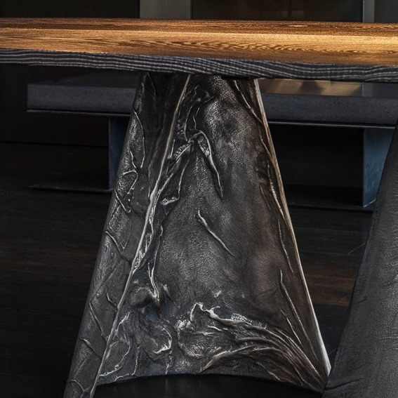 Die Gemeinsame Idee ist, Materialien und deren Geschichte sichtbar zu machen.
Kooperation entsteht durch das Spiel mit Gemeinsamkeiten und Gegensätzen und
der daraus entstehenden Möglichkeiten. Bronze und Holz könnten in deren
Eigenschaften nicht unterschiedlicher sein. Hart und weich, glänzend und matt, kalt
und warm, metallisch und organisch. Am Anfang steht jedoch immer die Erde. Sie
schenkt dem Baum das Leben und versteckt die Erze kostbarer Metalle. FEINER und
KNOPP machen diese Schätze sichtbar.
Kunstguss trifft Naturmöbel. ✨@feiner_designinmetall#naturebyknopp #feinerkunstguss #stefanknopp #kunstguss #naturmöbel #designcollaboration #handwerk #kunstundhandwerk #holzundmetall #massivholz