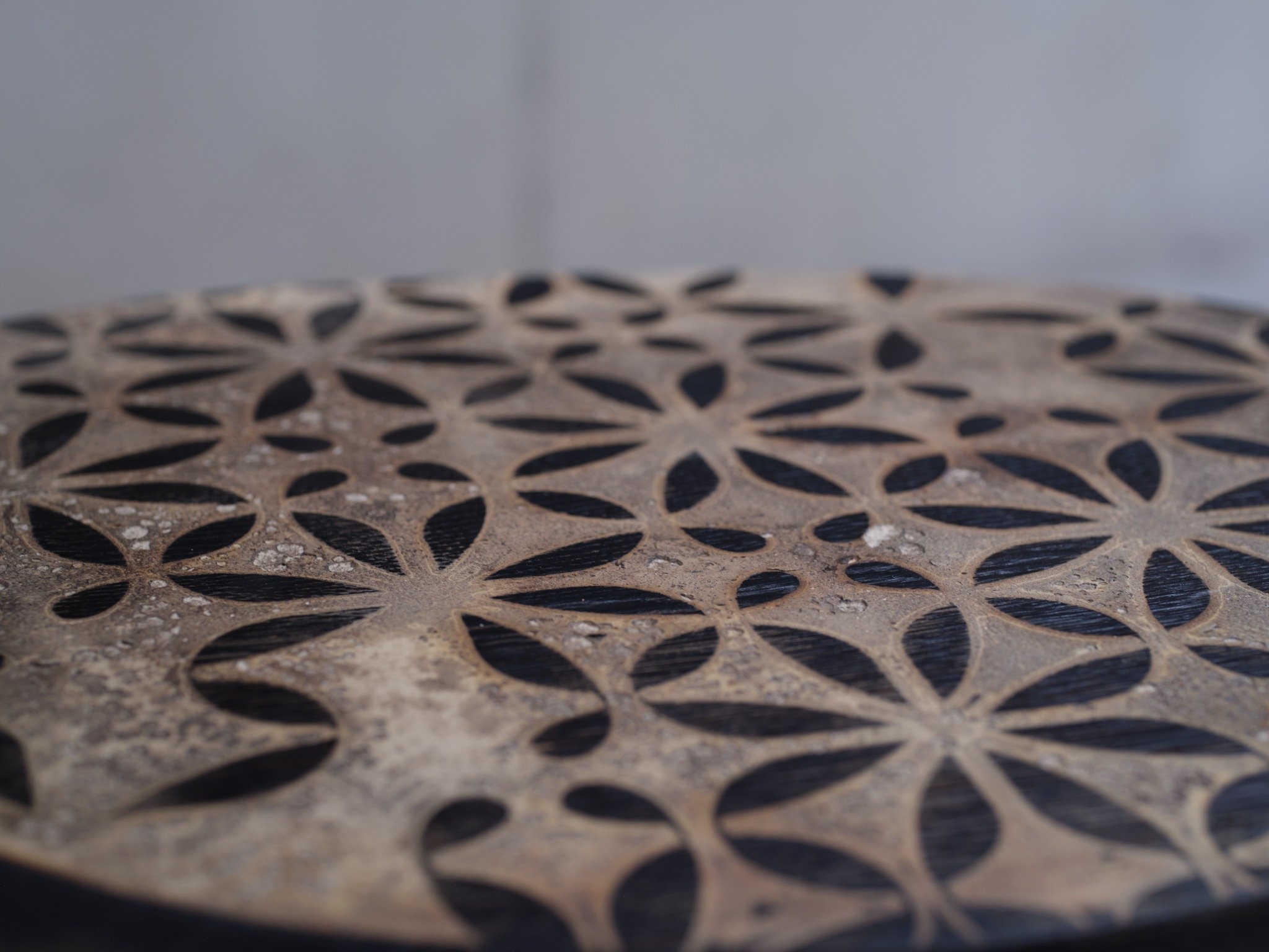 Ein spannendes Zusammenspiel aus Struktur und Material. Diese Tischplatte wurde gemeinsam mit @karaktiles entworfen und macht aus Holz eine lebendige Oberfläche mit Charakter.🪵#stefanknopp #holzdesign #massivholz #unikatmöbel #handwerk #möbeldesign #interiordesign #designliebe #naturmaterialien